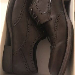 Men’s wing tip dress shoes